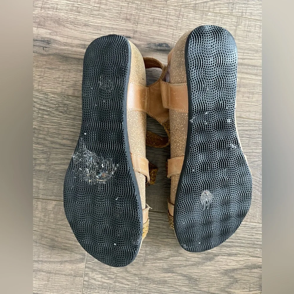 Tan adjustable Velcro strap Taos Trulie sandals - Picture 4 of 8